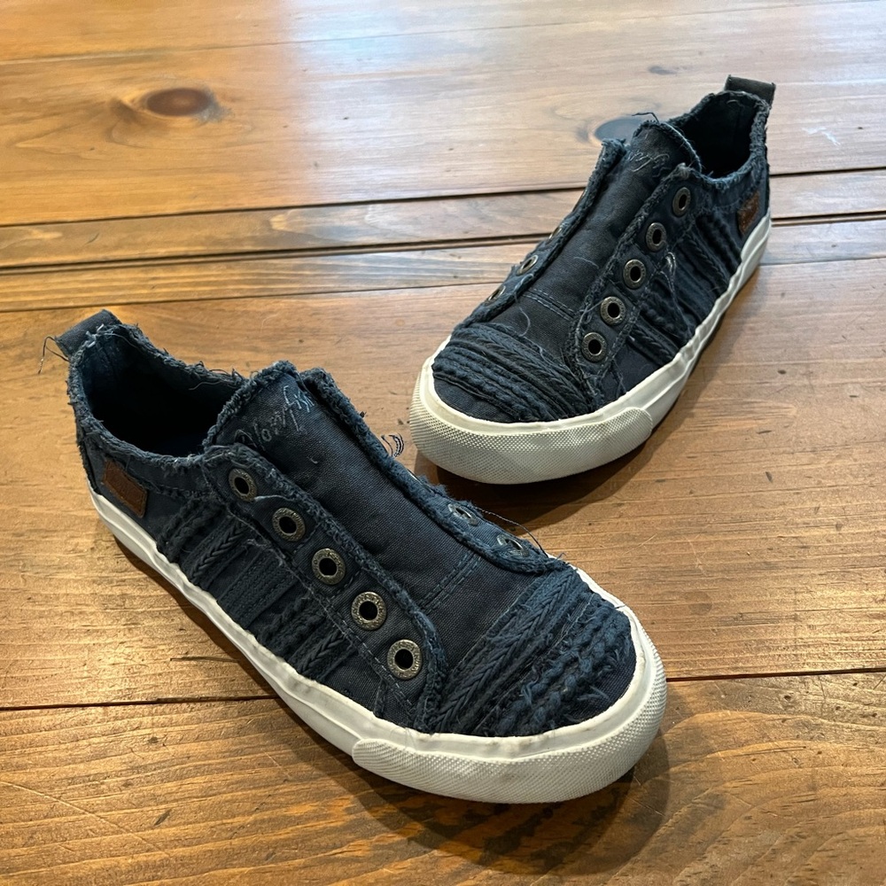 Blowfish Malibu size 6 in Navy blue.